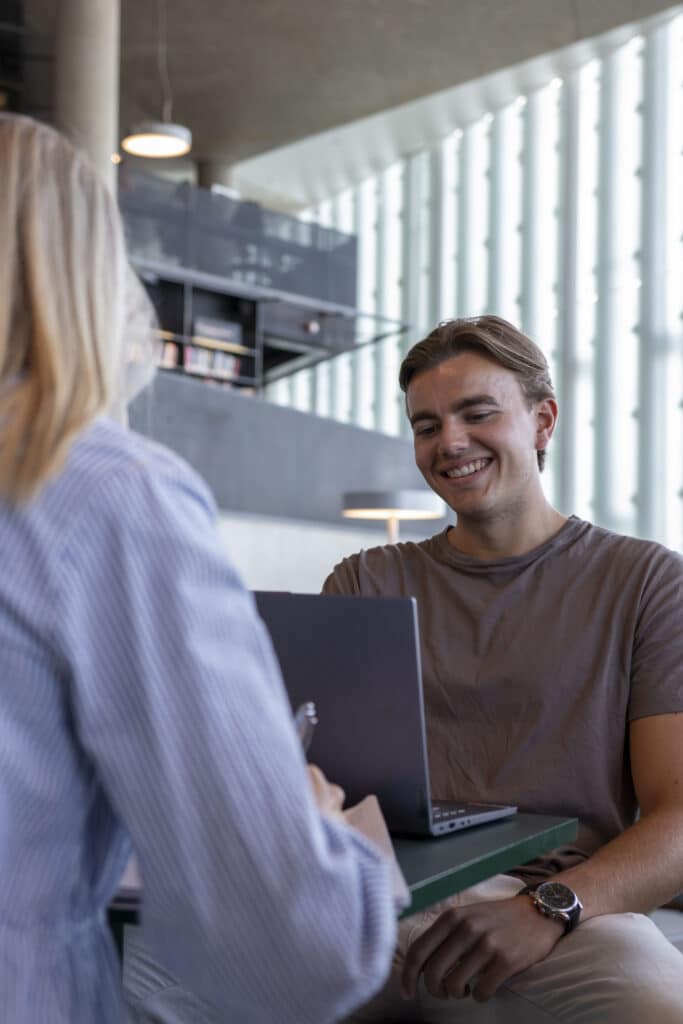 Fornøyd elev studerer digitalt