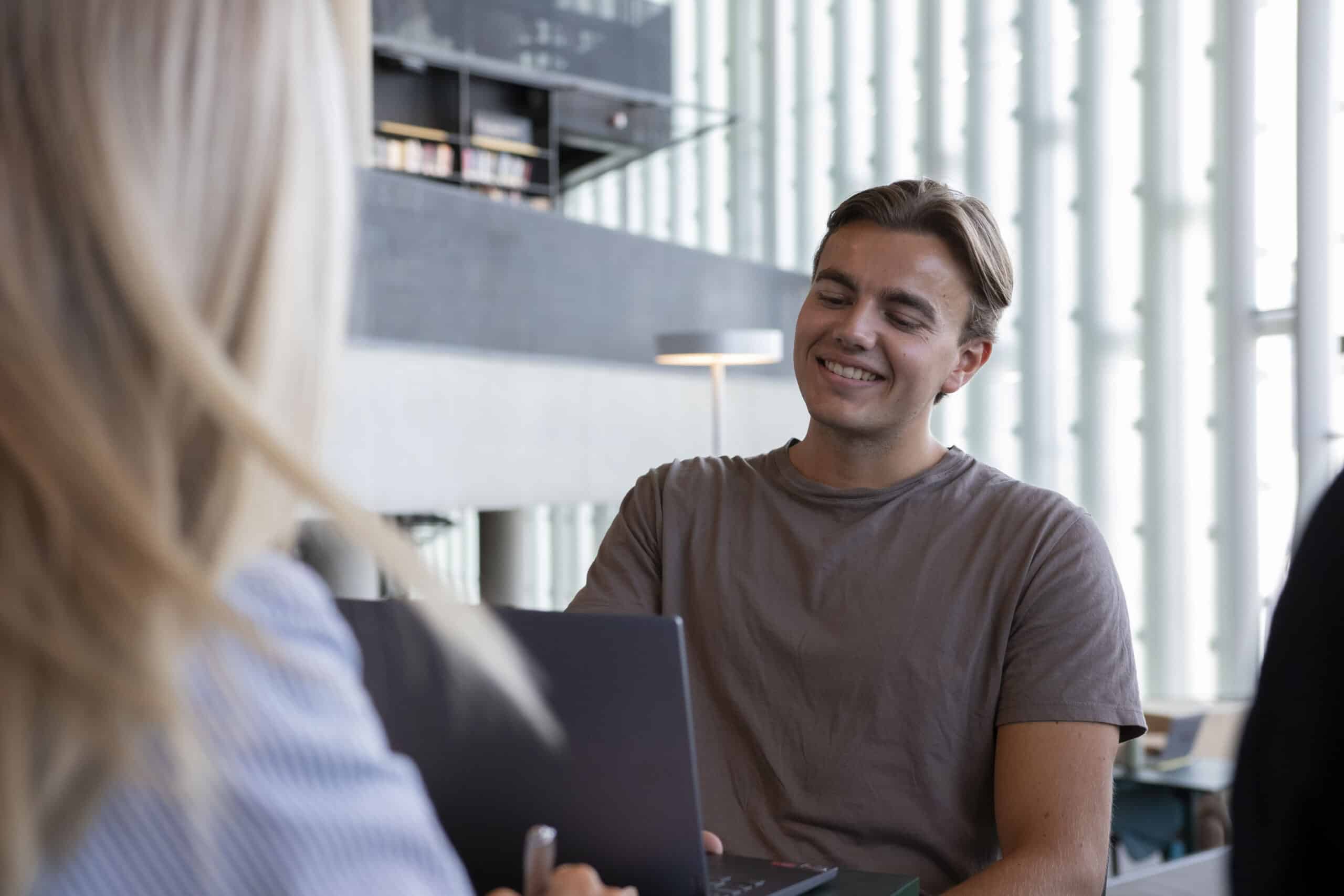 Fornøyd student med rabattkode fra EnkelEksamen