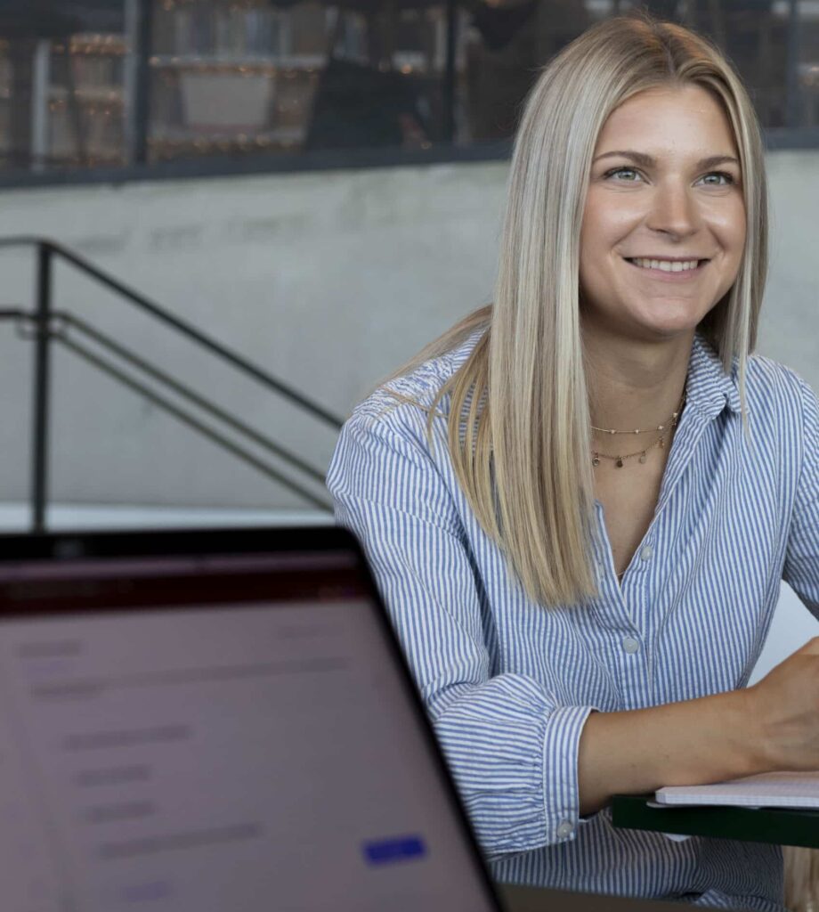 Elev studerer digitalt på Deichman Bibliotek