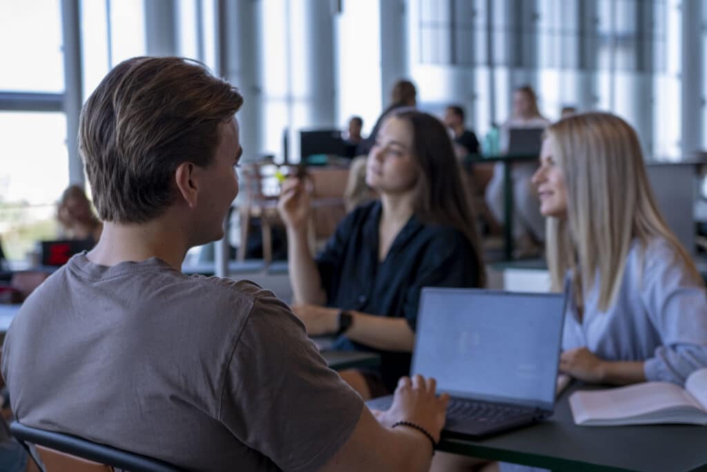 Eldre elever studerer digitalt for å få generell studiekompetanse og komme inn på høyere utdanning