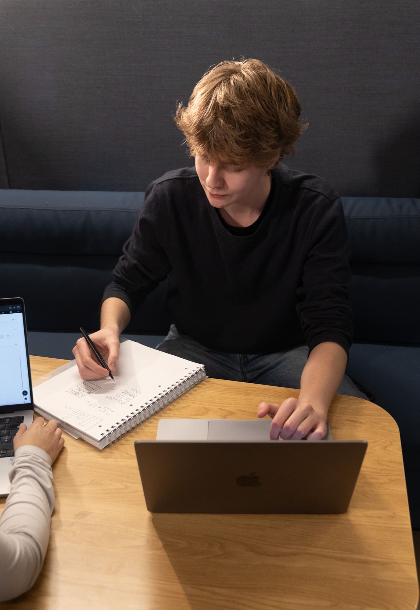 Elev bruker EnkelEksamen som forberedelse til prøve, og får hjelp av AI-veileder