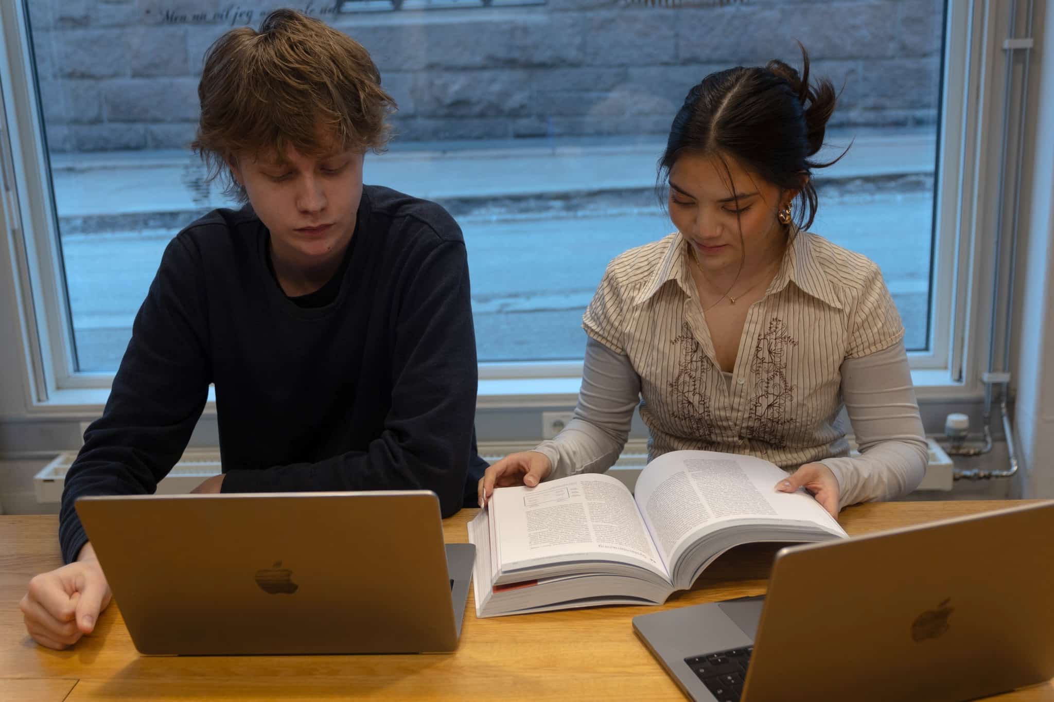 Elever studerer sammen for å få gode karakterer på videregående skole