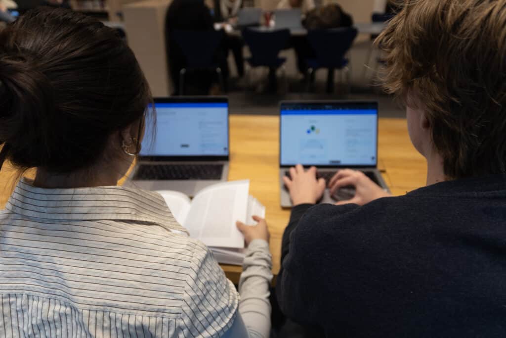 Elever på VGS forbereder seg til prøve med fleksibel digitale læremidler fra EnkelEksamen