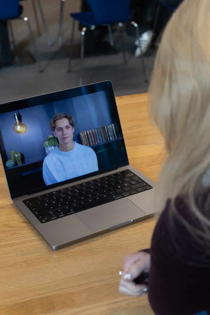 Elev tenker på drømmestudiet, og må få gode karakterer på videregående skole