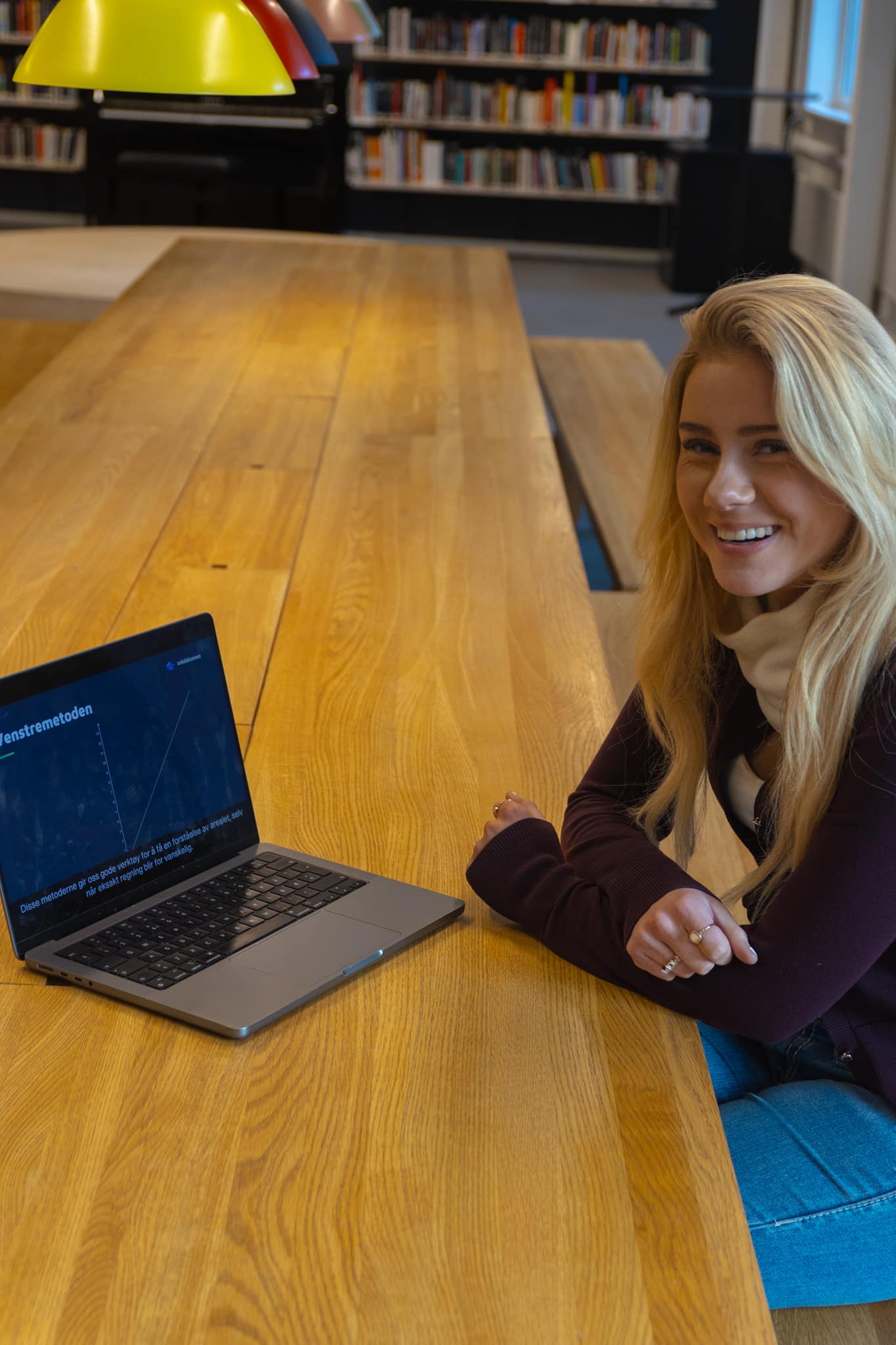 Elev fornøyd etter endelig å ha forstått matematikk 10. klasse med EnkelEksamen