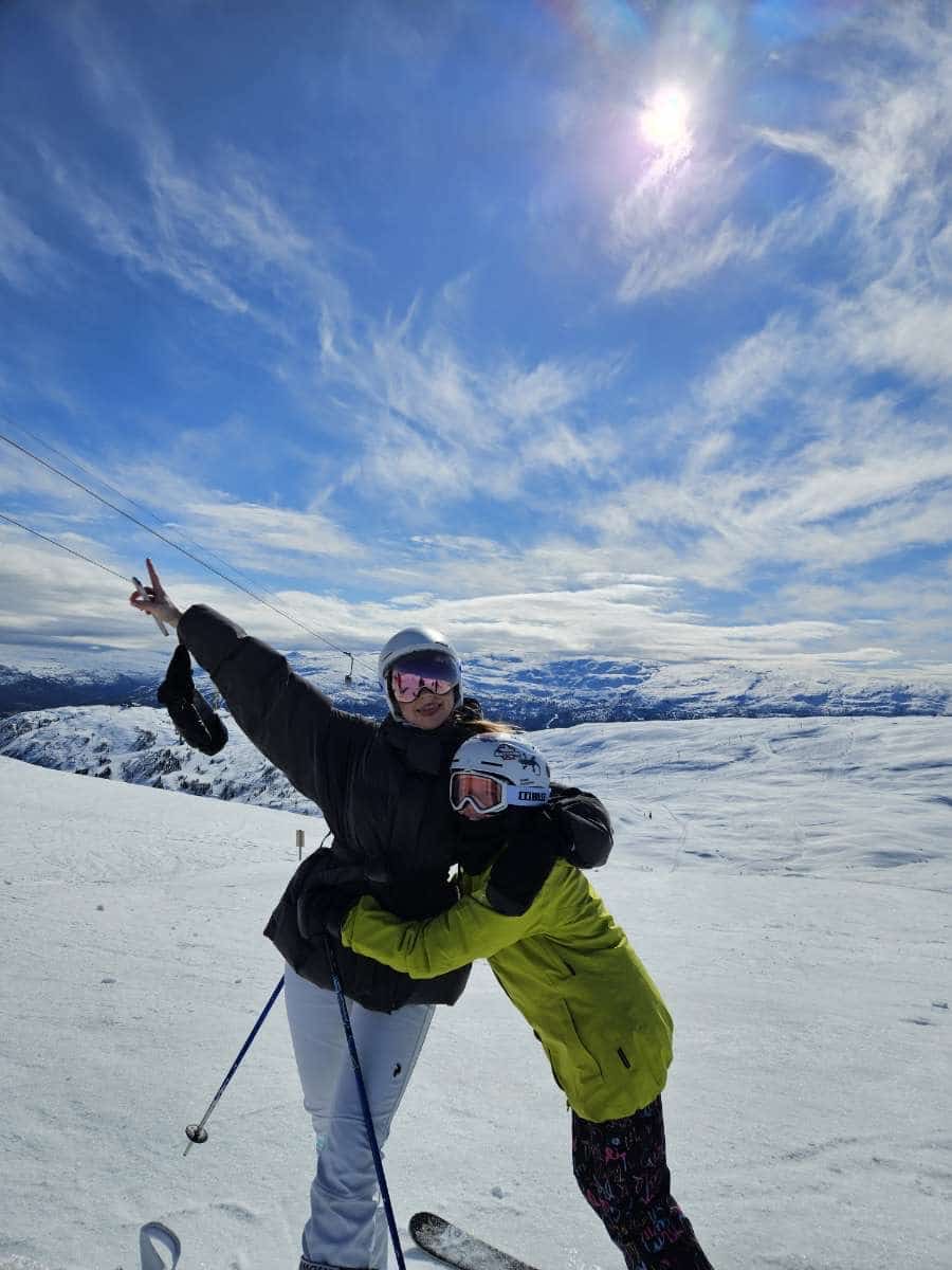Elisabet på skitur i fjellet, en av aktivitetene hun trives med utenom skole og jobb.