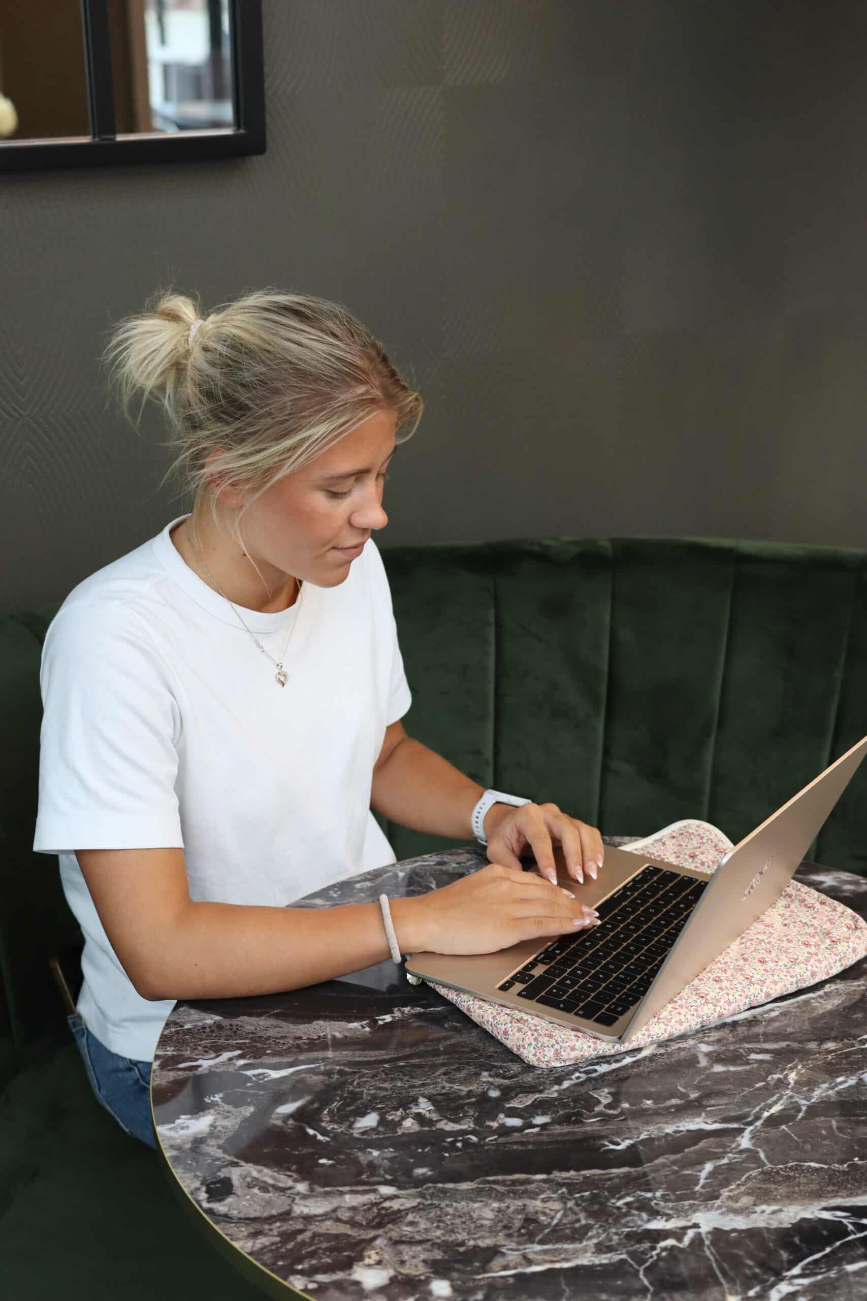 Elev studerer på Mac på videregående skole