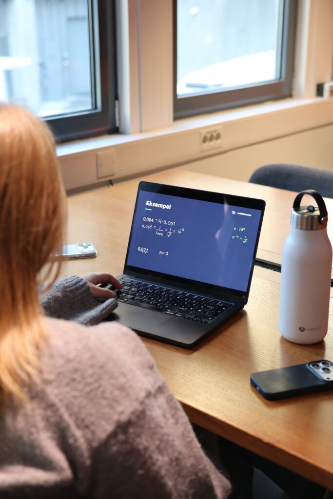 Digital undervisning hjelper elev med å forbedre karakter i matematikk som privatist