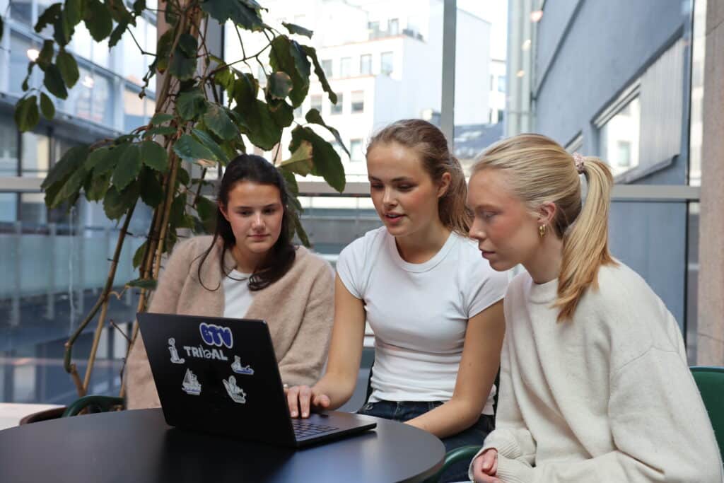 Studenter forbereder seg til privatisteksamen, med digital undervisning på PC