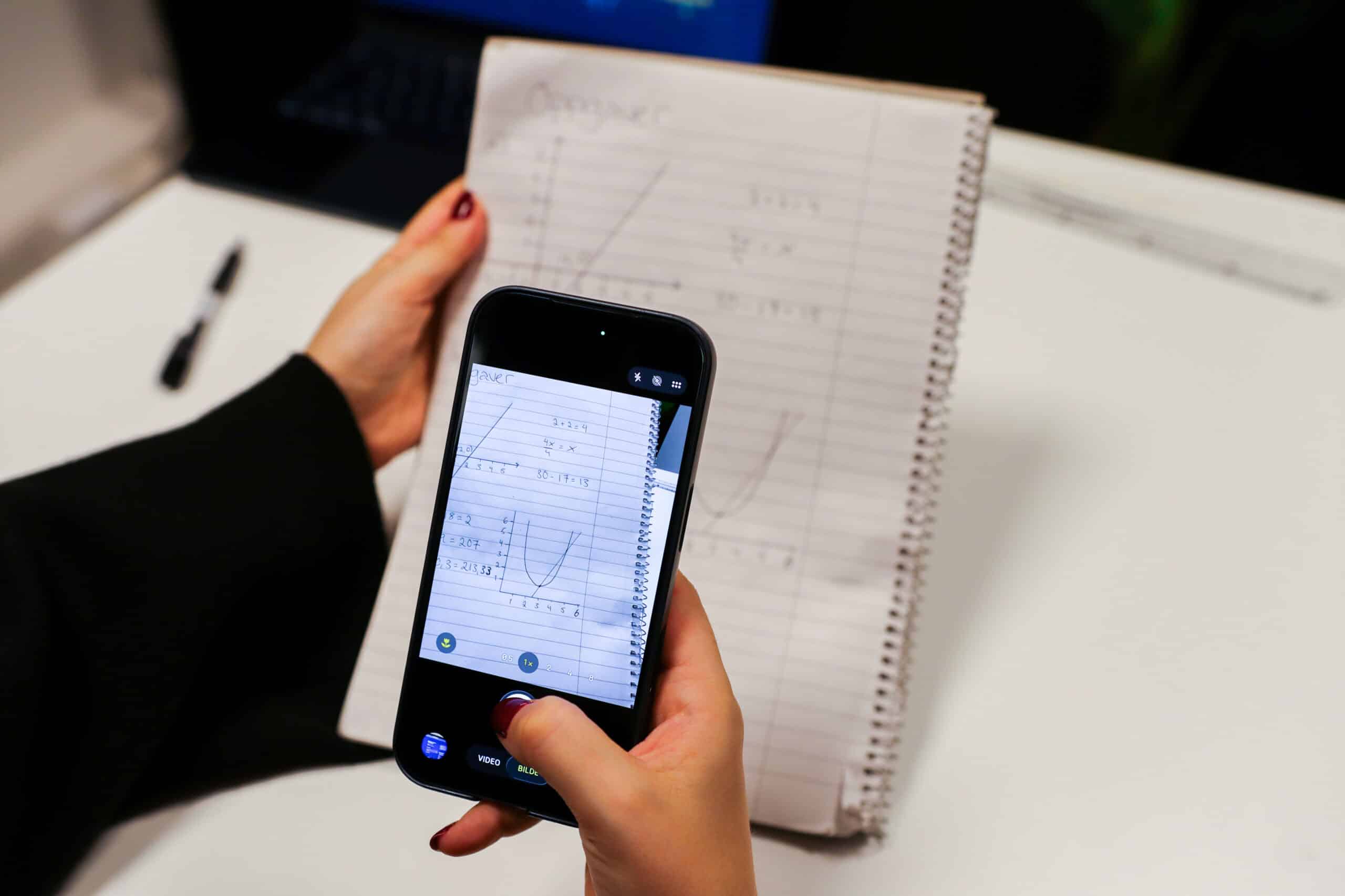 Student laster opp bilde av regnestykke på papir