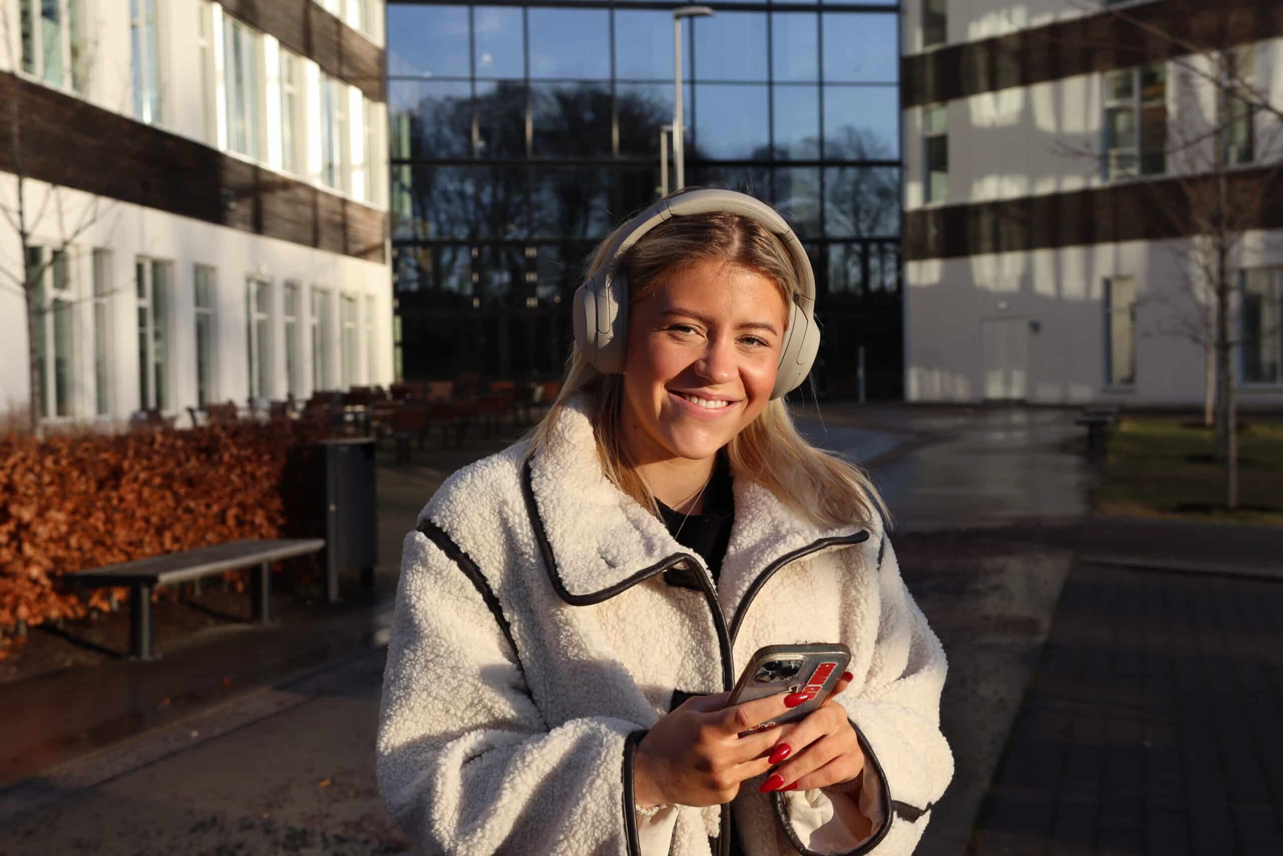 Fornøyd student med digital og fleksibel læring på mobil