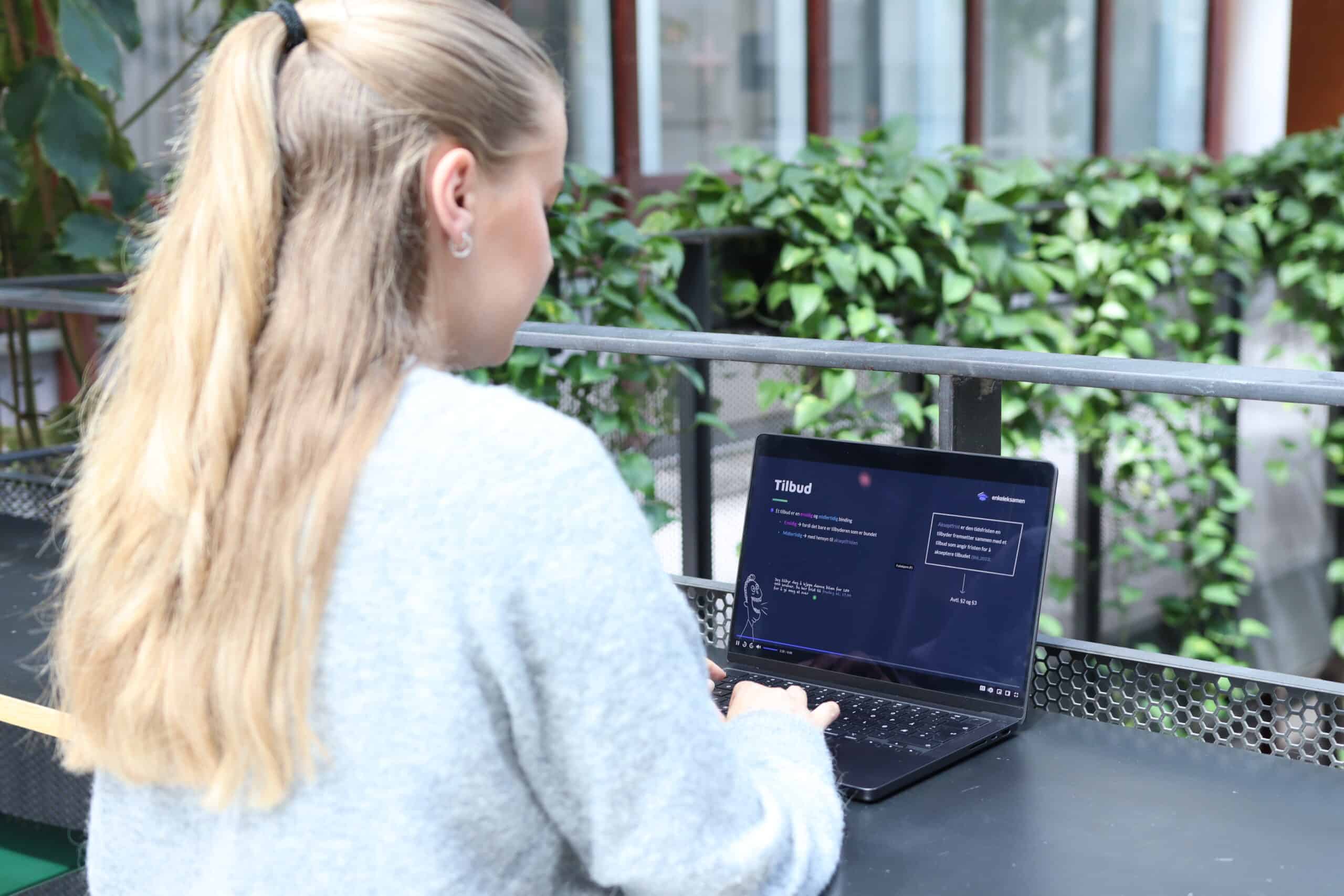 Privatist studerer å PC