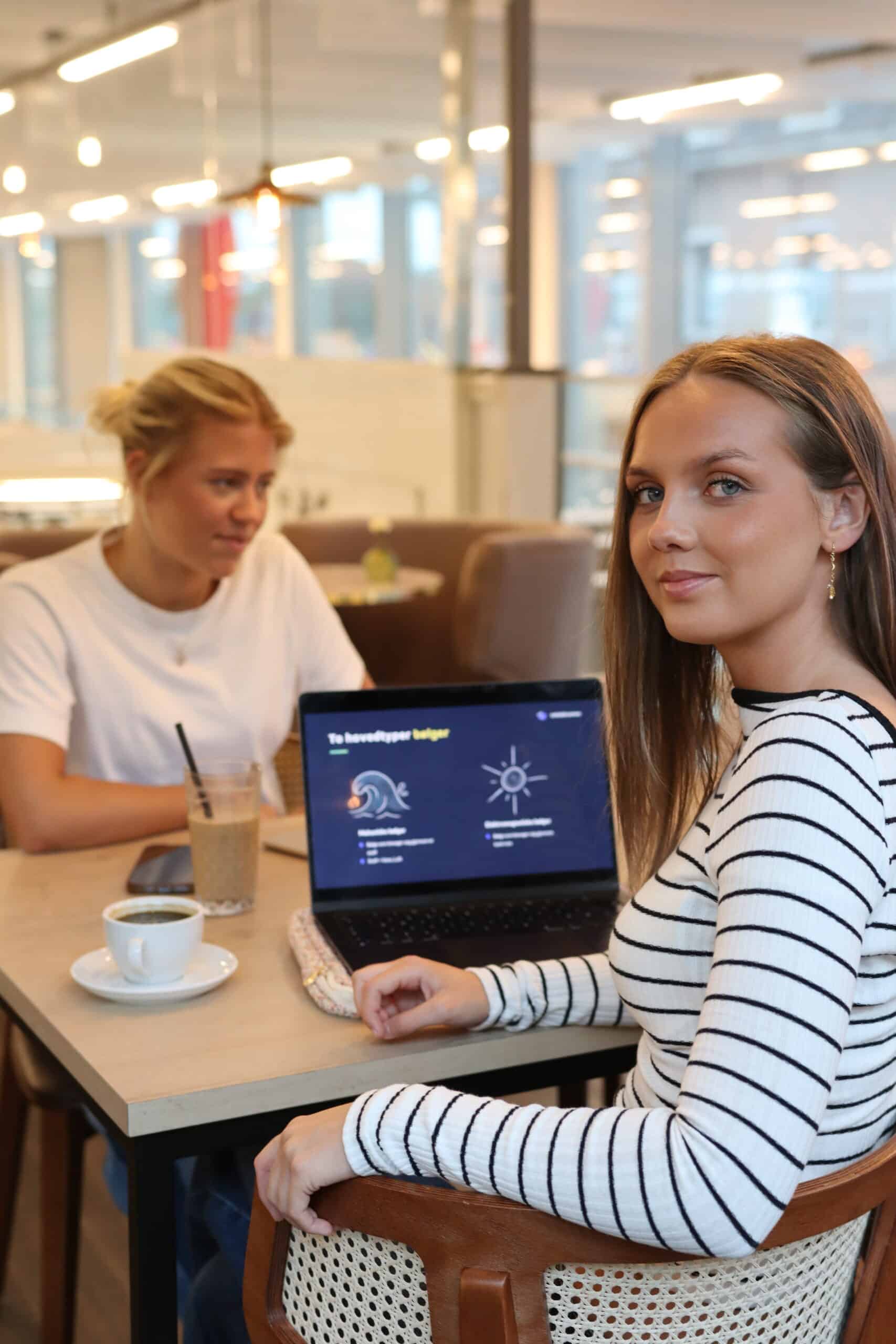 Engasjert student som bruker AI-veileder og videokurs hos EnkelEksamen for å sikre toppkarakter