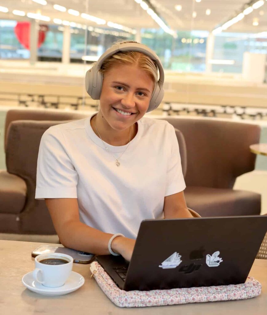 Fokusert student som leser og jobber selvstendig som privatist for å få studiekompetanse