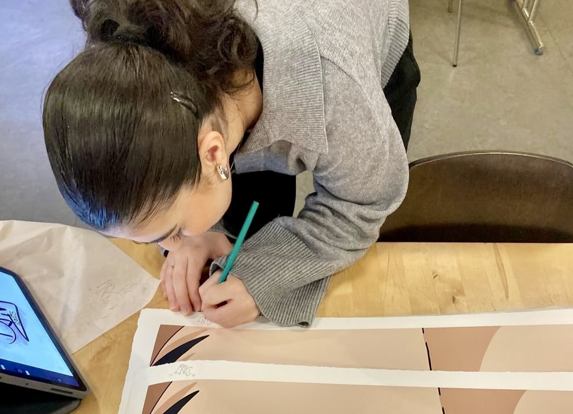 “Jeg følte meg ofte bakpå som privatist – men med EnkelEksamen fant jeg læringsgleden igjen” – Denise, 22 år