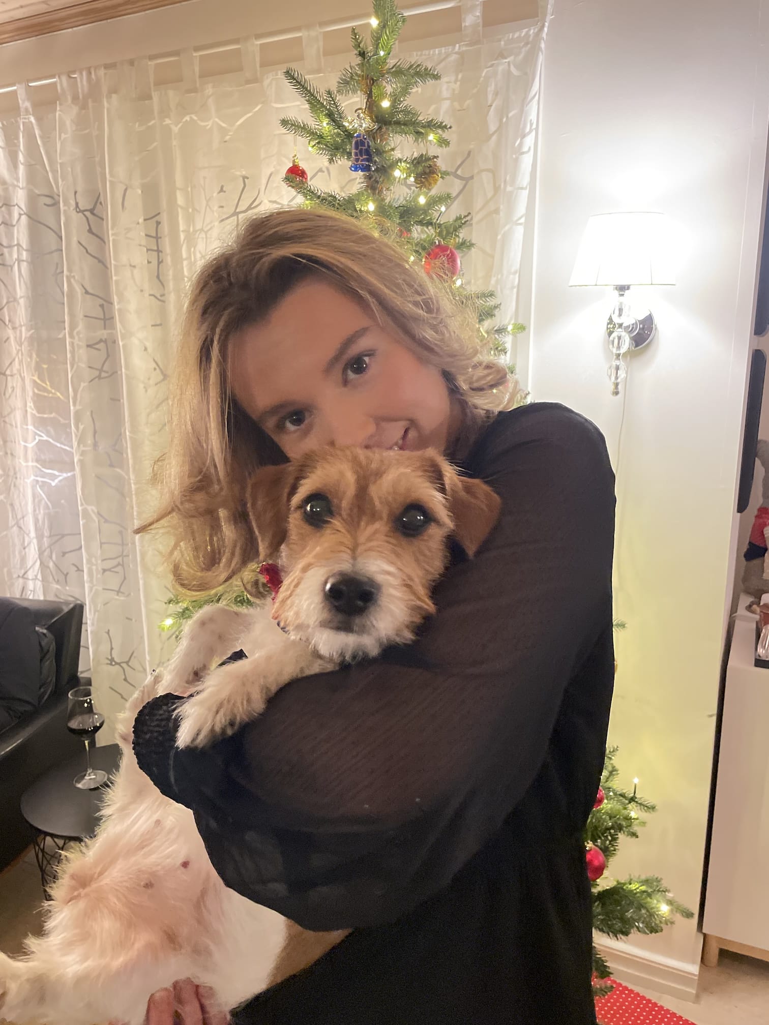 Vilde hjemme med hunden sin – finner balanse mellom idrett og studier.