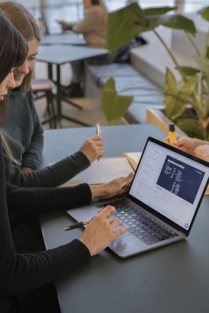 elever studerer realfag digitalt