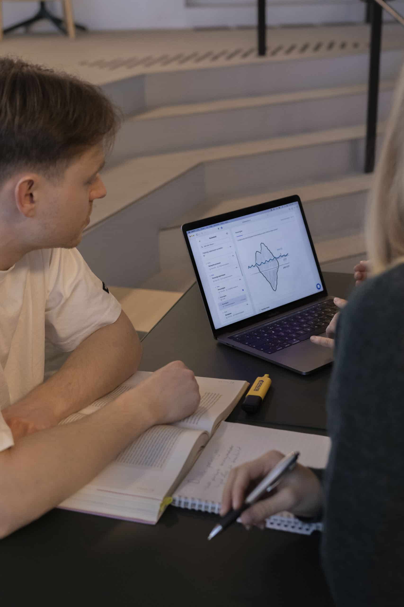 Elever studerer realfag digitalt, for å gjøre det bra på eksamen