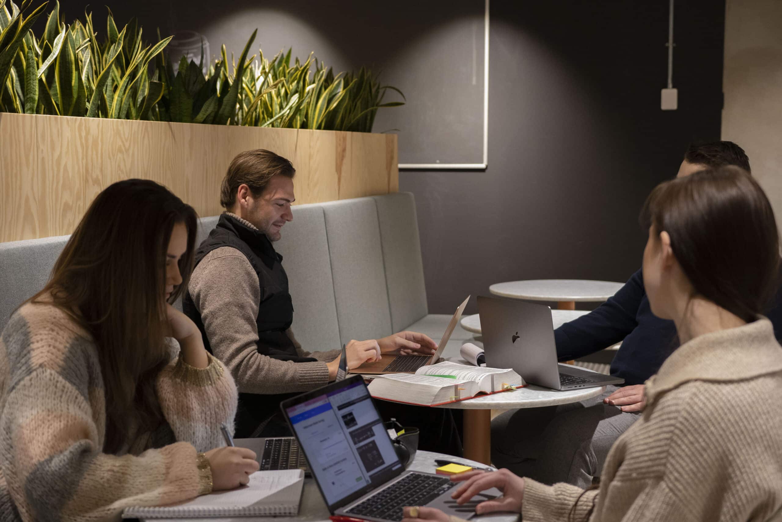 Elever på videregående skole bruker EnkelEksamen for effektiv og fleksibel læring