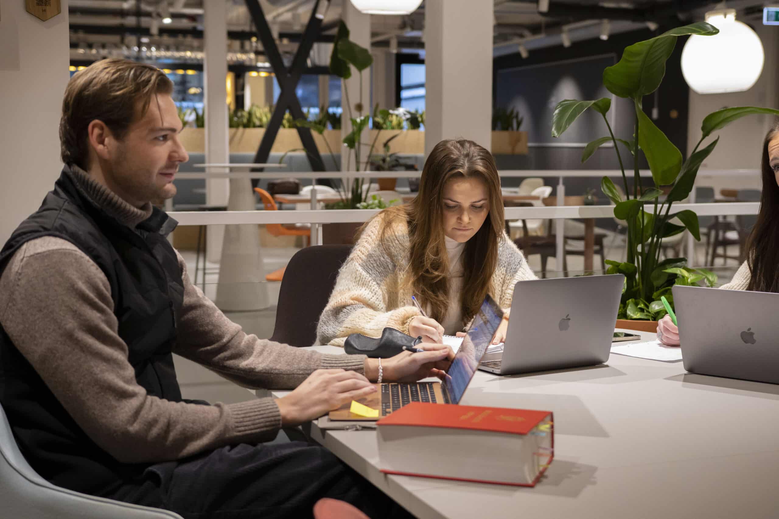 Elever studerer sammen for å få gode karakterer på videregående skole