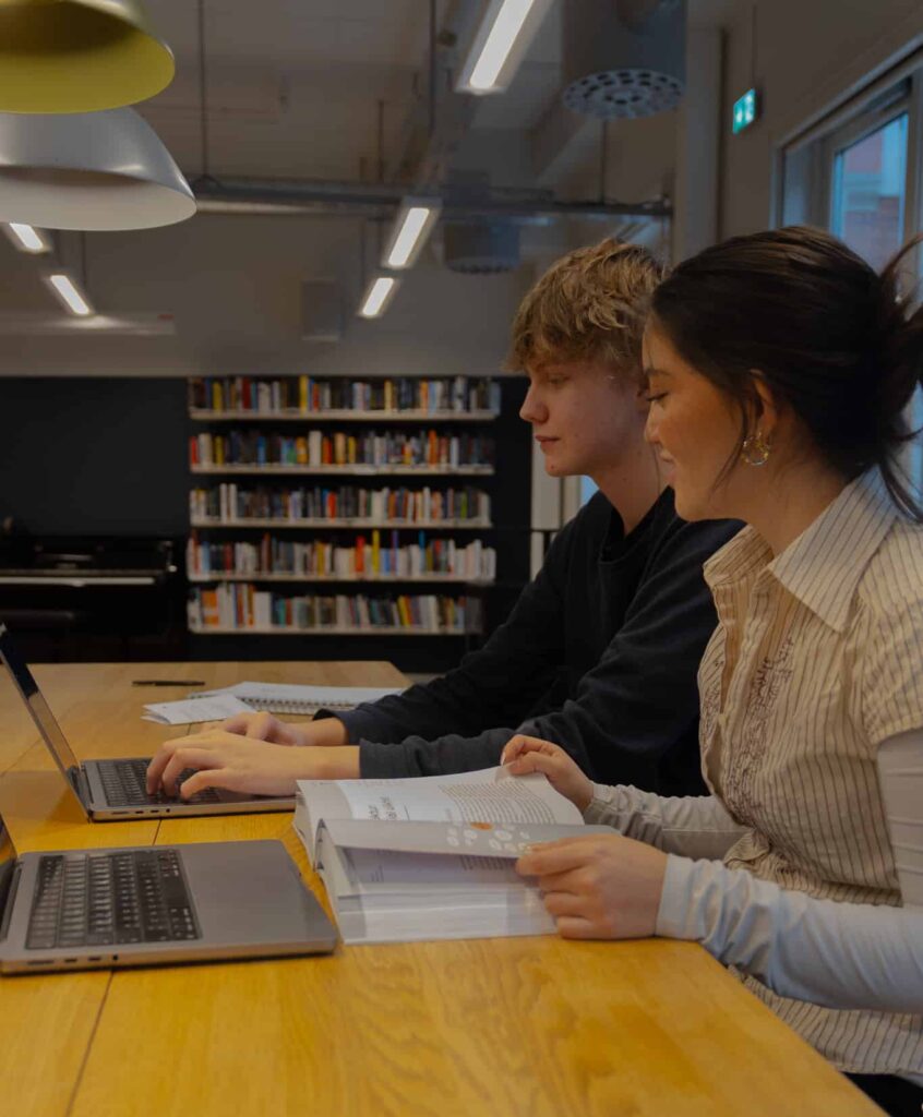 Elever jobber med matematikk på 10. trinn
