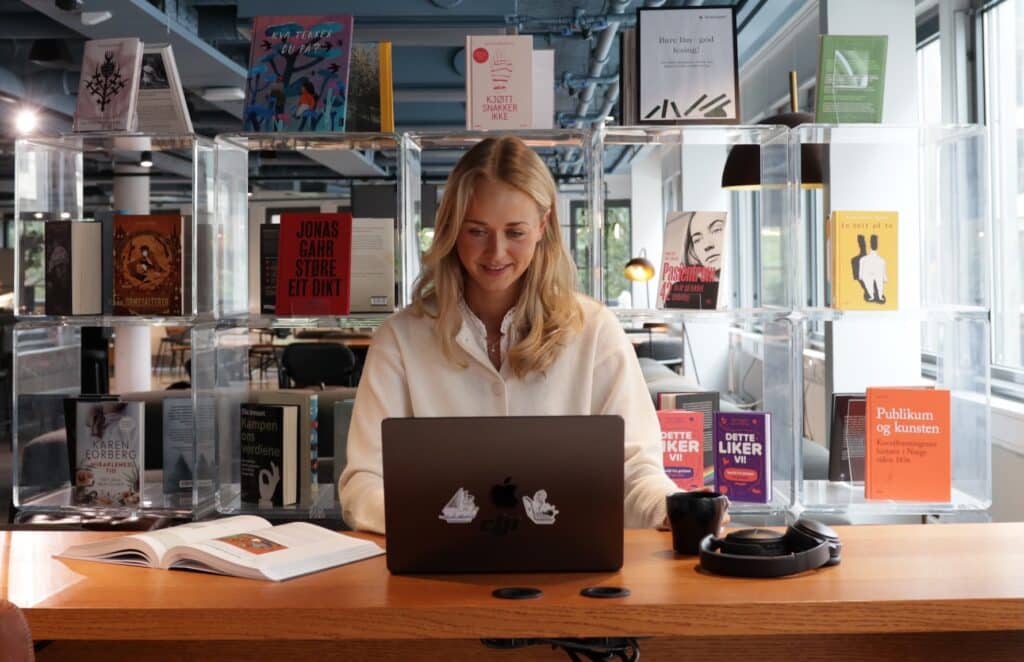 Privatist sitter på bibliotek og forbereder seg til muntlig eksamen som privatist